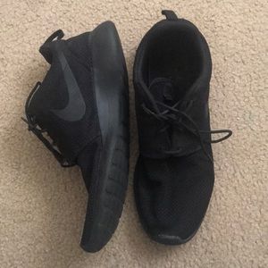All black nike roshes